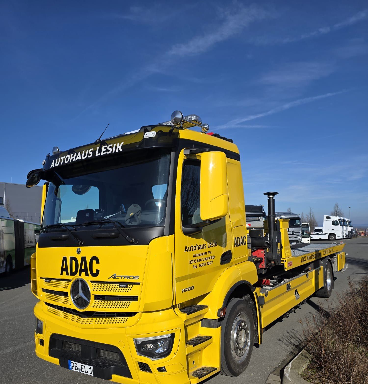 Mercedes-Abschleppwagen von Autohaus Lesik mit ADAC-Beschriftung