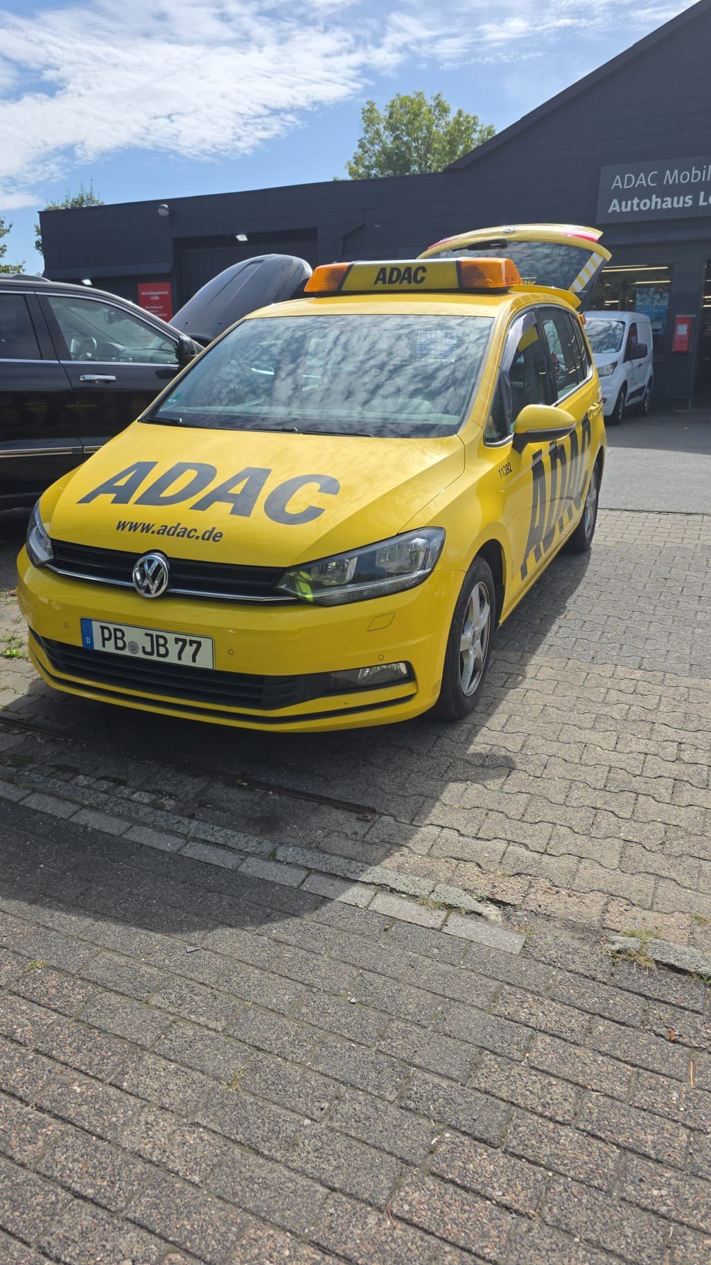 Pannenhilfe-Fahrzeug vor der Werkstatt